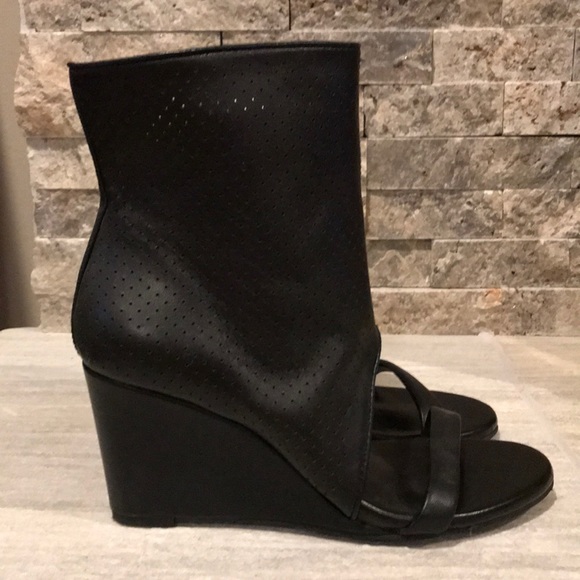 BCBG sandals ( Size 6） - Picture 3 of 4